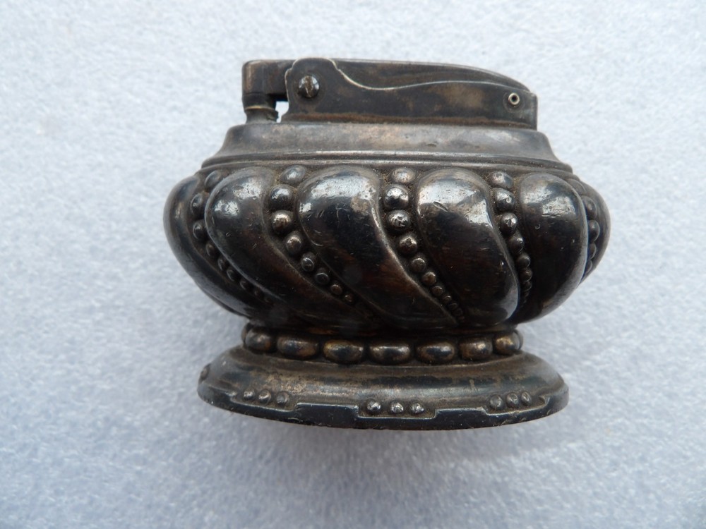 Vintage Ronson Crown Table Lighter.