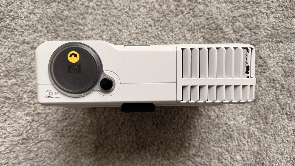 HP mp3220 DLP Desktop Projector White w/ Carry Case & Remote