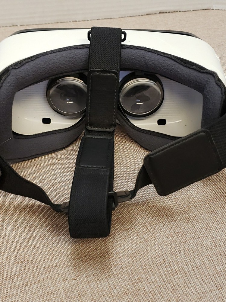 Samsung Gear VR White Oculus Smartphone Virtual Reality Headset