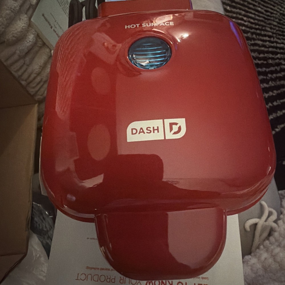 Dash Egg Bite Maker Red, Compact Design, 4 Egg Bites