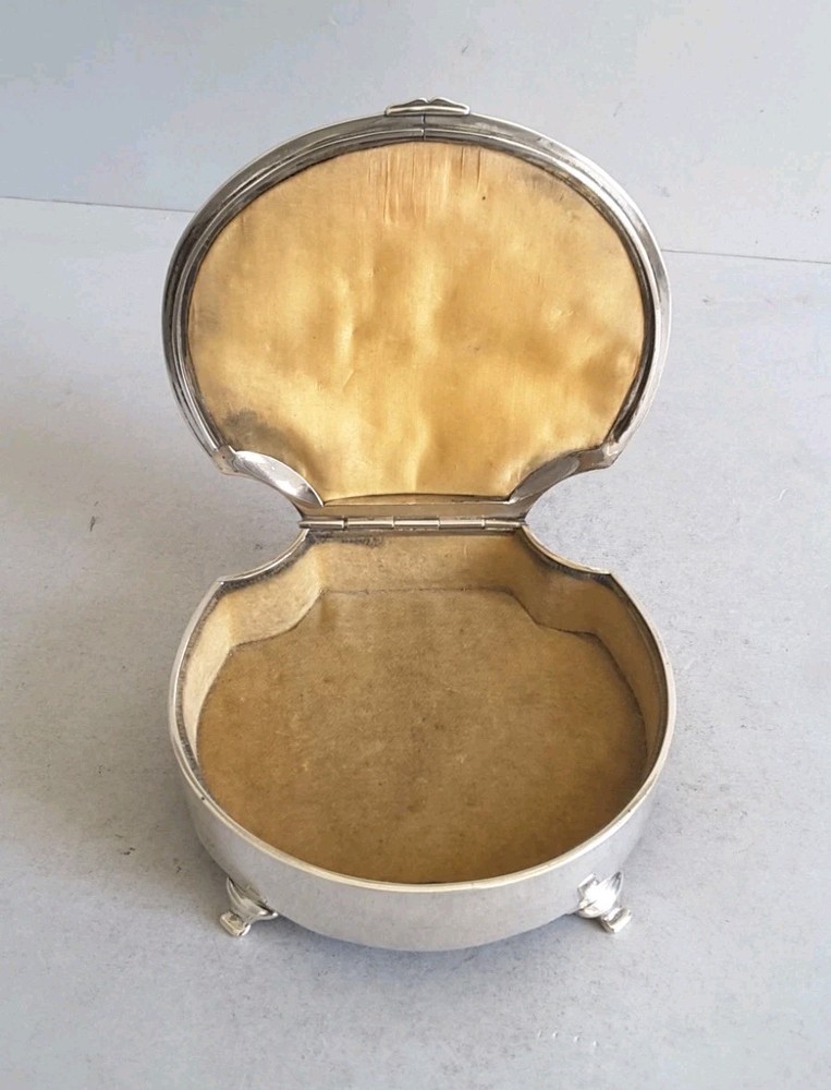 ATTRACTIVE , ANTIQUE SOLID SILVER / SHELL JEWEL BOX . L. 13 cms. LON. 1907