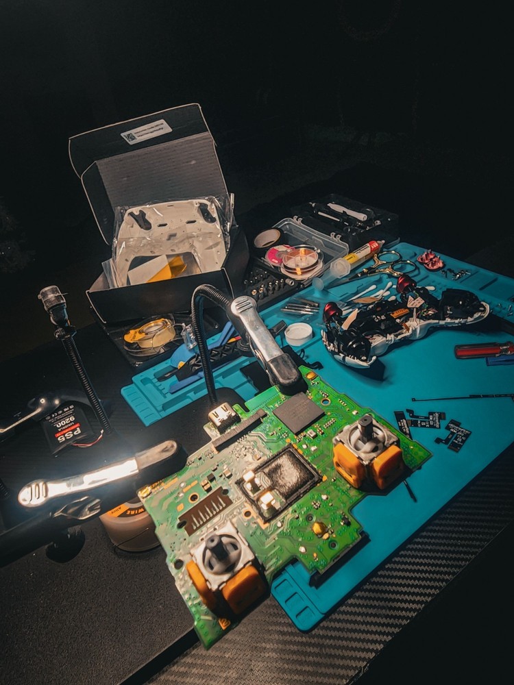 🔧 PS5 / PS4 / PS5 Edge Controller Repair Service – Stick Drift & Analog Repair