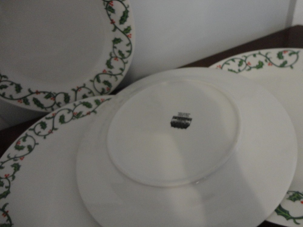 HOME ESSENTIAL AND BEYOND HOLLY SCROLL COLLECTION CHRISTMAS 4 DINNER PLATE 10.5"