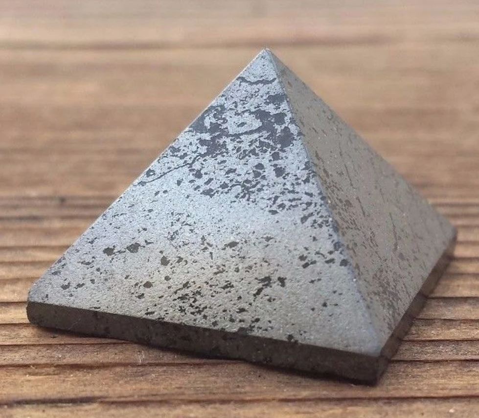 NATURAL HEMATITE SMALL GEMSTONE PYRAMID 20-22mm