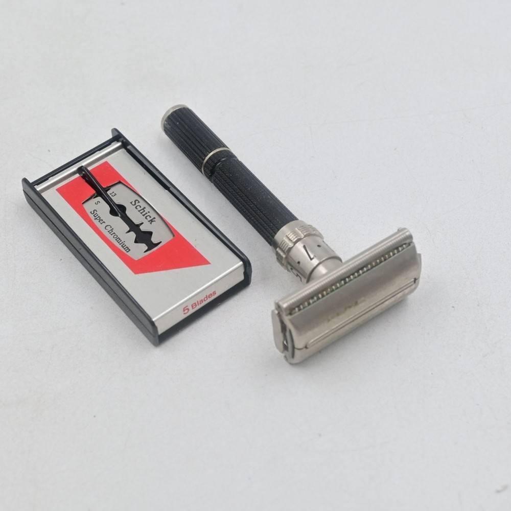 Gillette Super Adjustable 109 safety razor W/ Case