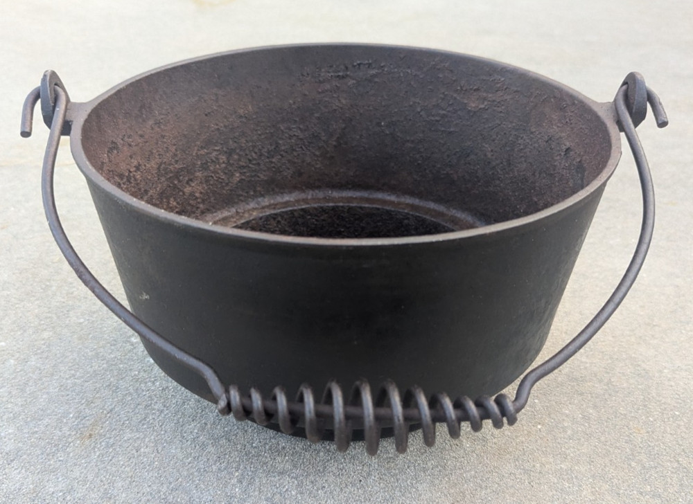 Cast Iron Gate Mark Eccentric Footed Offset Bottom Cowboy Pot Kettle Cauldron #8