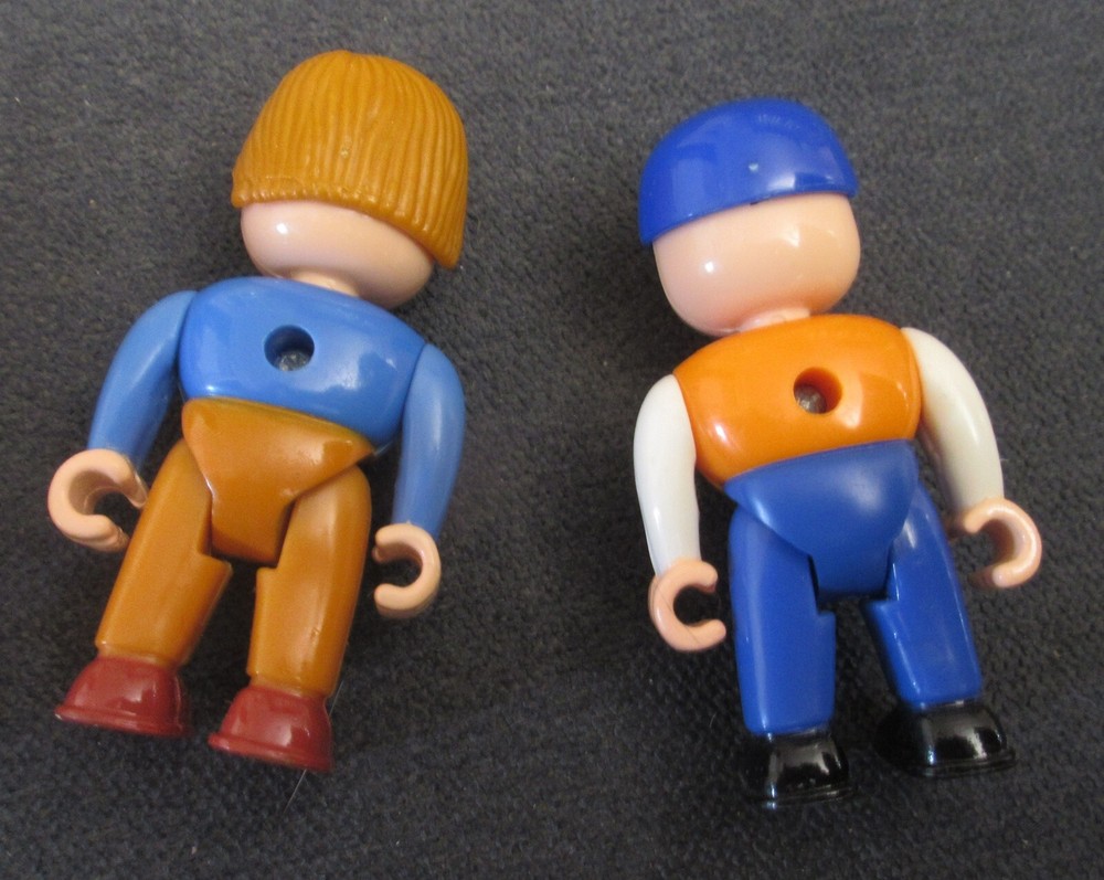 4 Bend at Waist Plastic Miniature Figures (*3 Different)