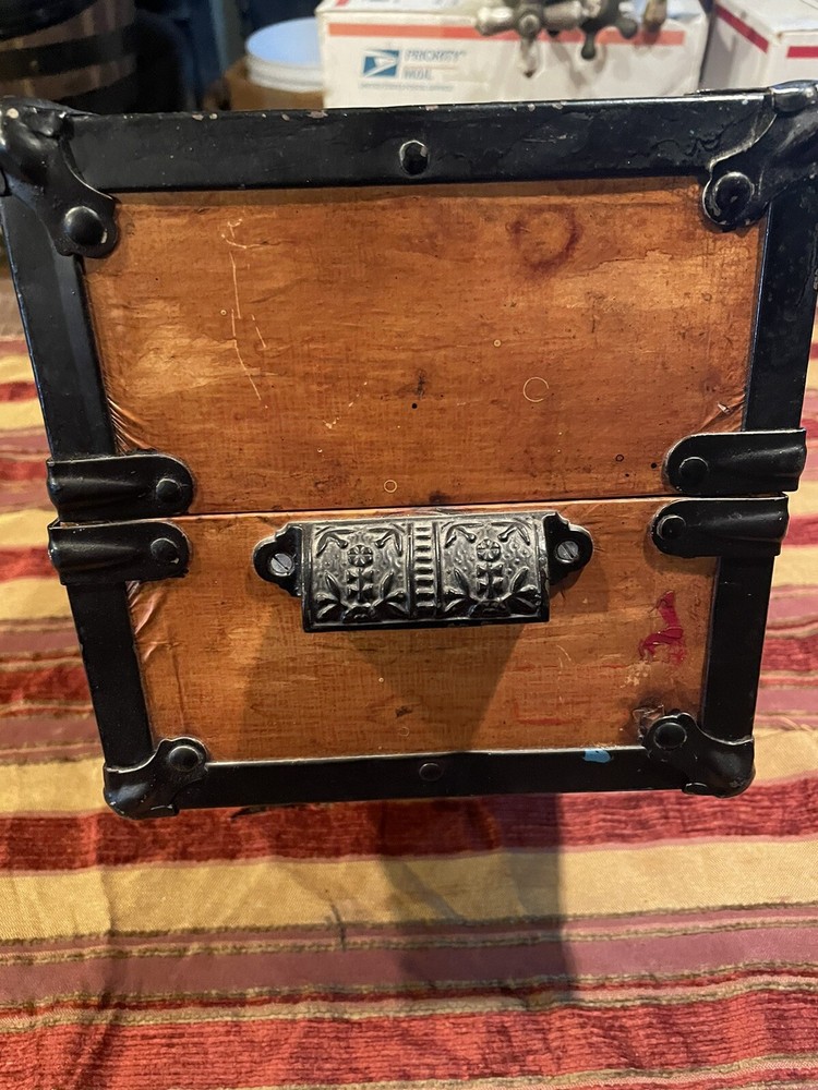 Steamer Trunk Salesman Sample/Doll Trunk