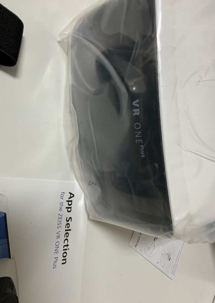 🧷 Zeiss VR ONE Plus Headset White 🆕 As Shown
