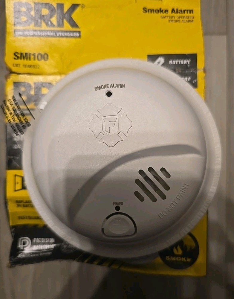 2 BRK Battery-Powered Smi100 Smoke Detector Read Description