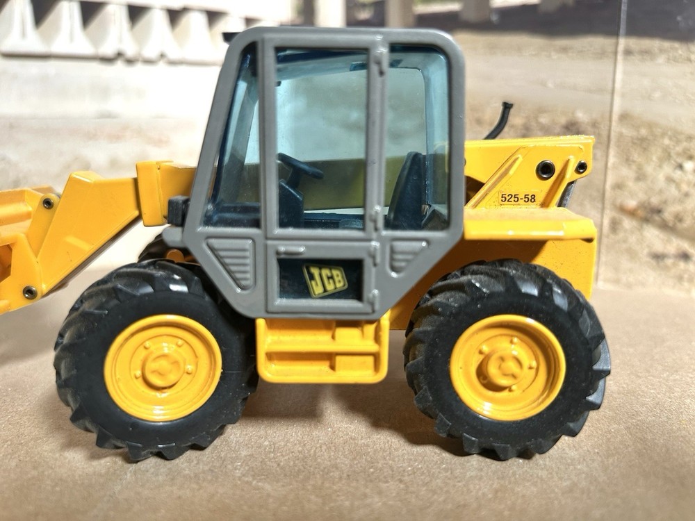 Joal 1/35 Scale JCB 525-58 Telescopic Handler-Version with Material Bucket Only