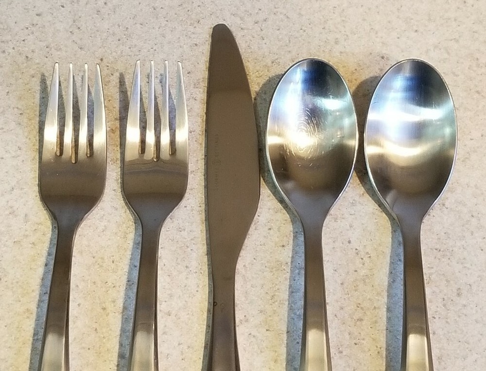 GOURMET SETTINGS STAINLESS FLATWARE VAULT 5 MISC PIECES