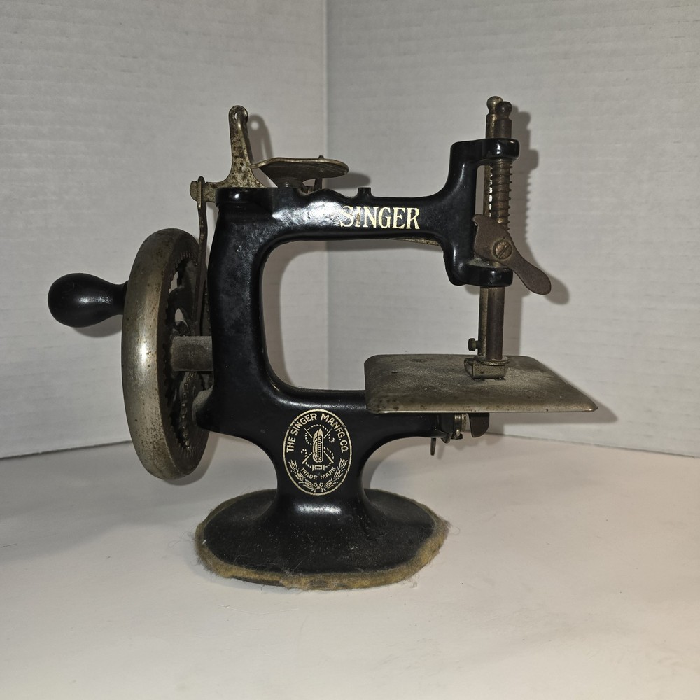 Vintage!! Singer Child's Miniature Sewing Machine M 20.