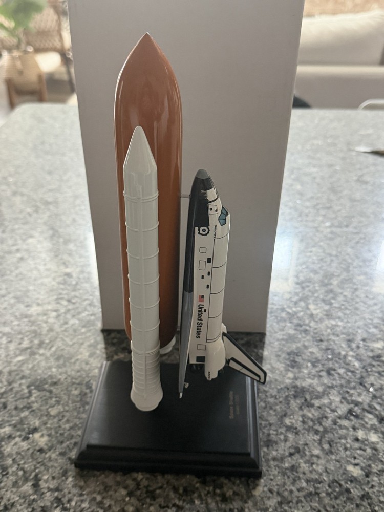 Executive Series NASA Space Shuttle (Discovery) Orbiter Full Stack 1/200 Scale