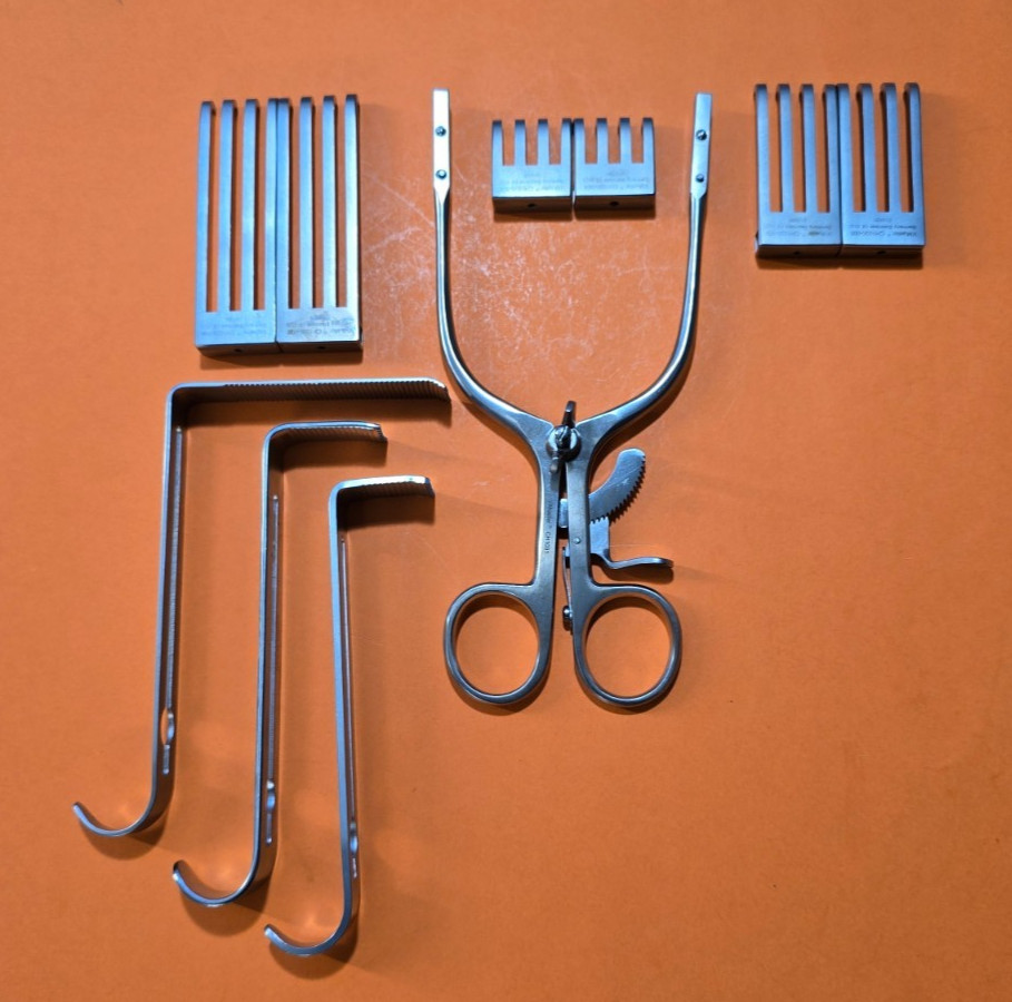 V.Mueller Surgical Henley Retractor Set .