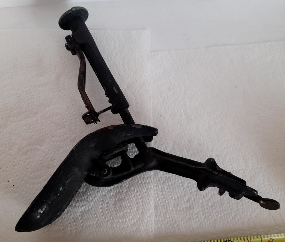 VINTAGE PRIMATIVE HOME CHERRY STONER TABLE MOUNT