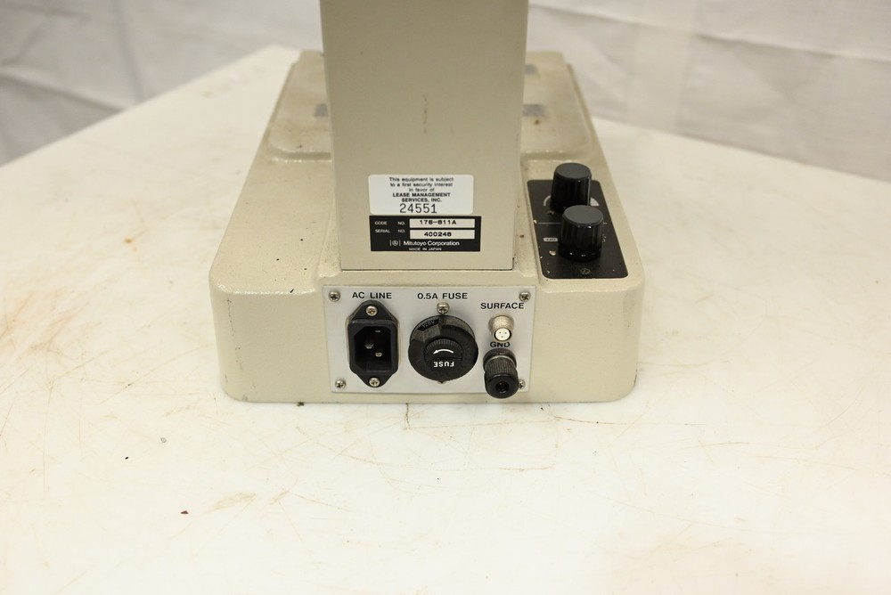 Mitutoyo 176-811A Toolmakers Microscope