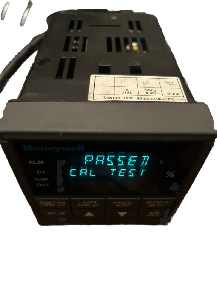 HONEYWELL DC330 Temp Controller. Model DC330B-EE-000-20-000000-00-0