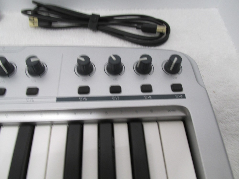 M-Audio KeyStudio 25 MIDI Controller keyboard with power and cables