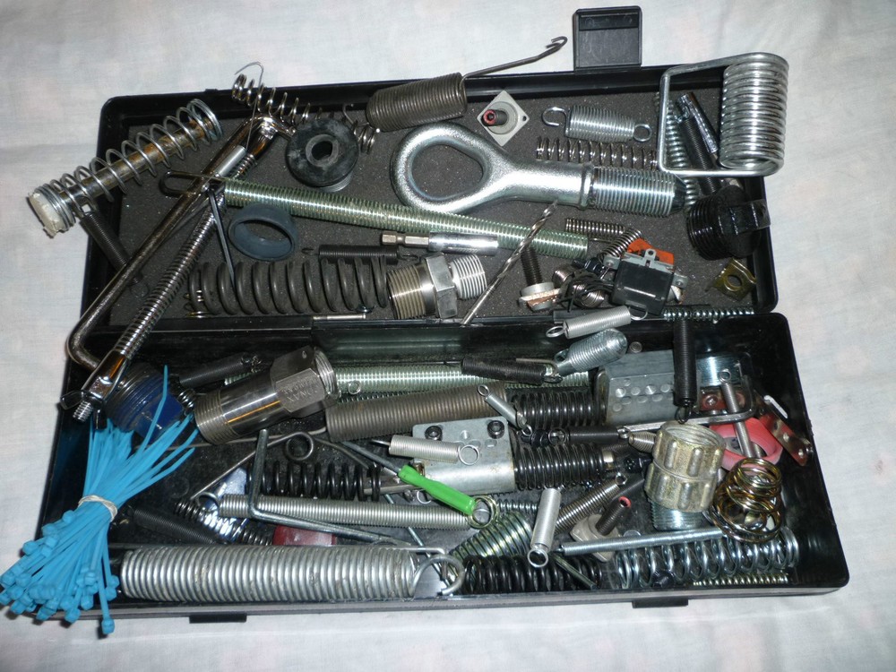 MECHANIC TOOLS AND SPRINGS SET OVER 100 PIECES