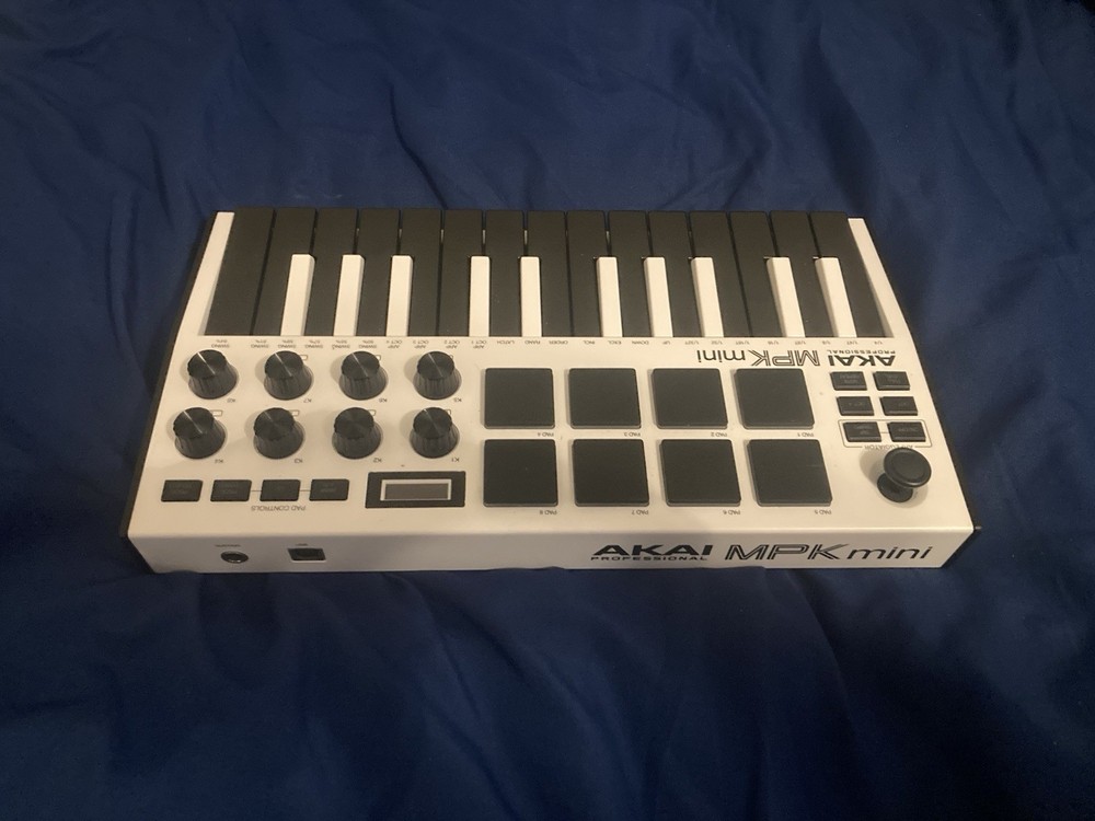 Akai Professional MPK Mini Keyboard Controller 25-Key Fully Working