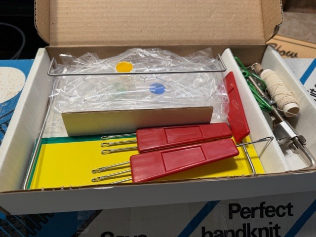 BOND Knitting machine with patterns, instructions, and accessories