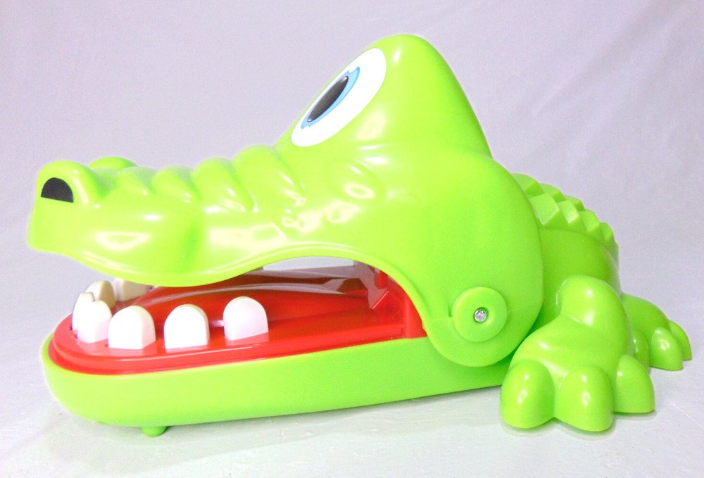 2018 Hasbro ALLIGATOR TEETH GAME - BITING FINGER GAME Fun! Large