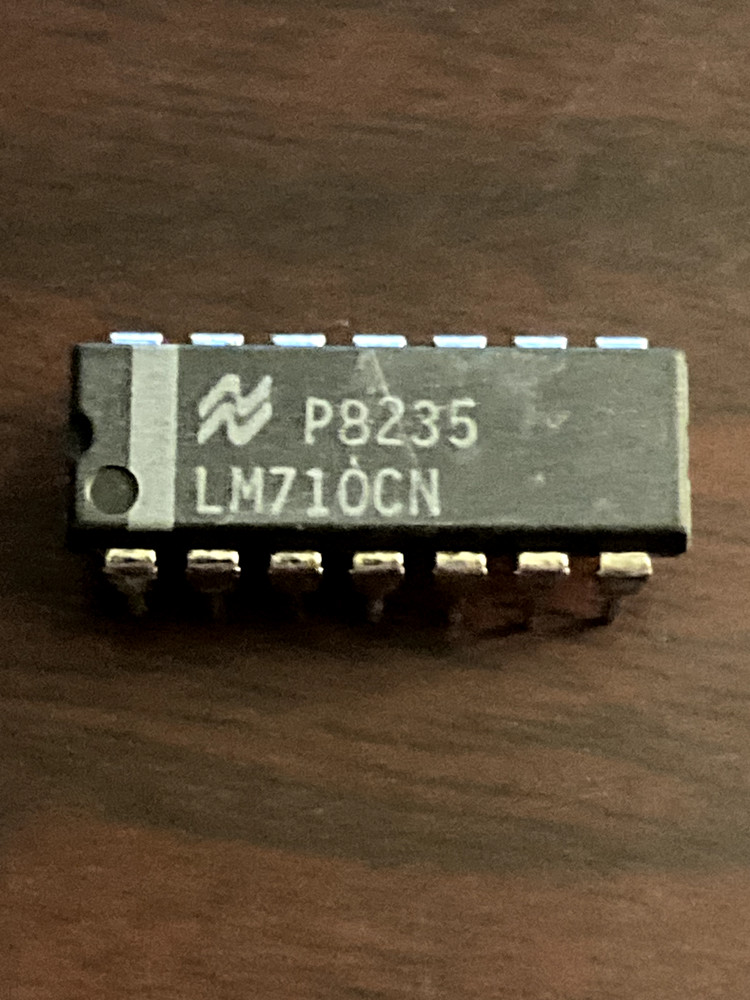LM710CN Voltage Comparator DIP-14