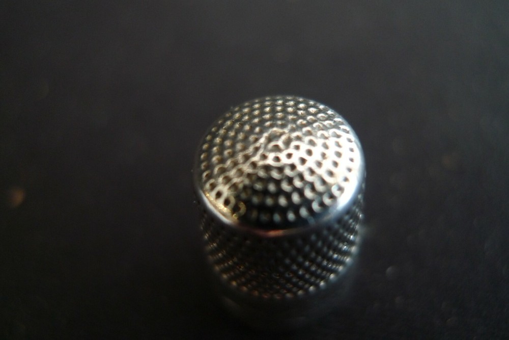 VINTAGE STERLING SILVER SEWING THIMBLE STARS PATTERN DESIGN EDGING SIZE 8