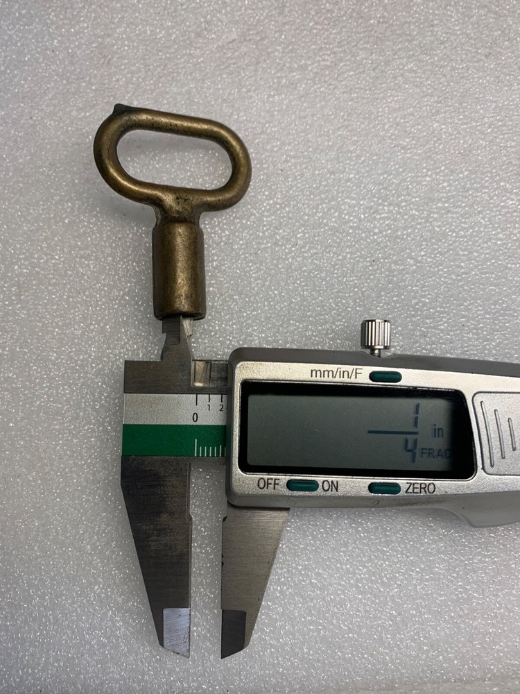 1X VINTAGE BRASS Clock Key