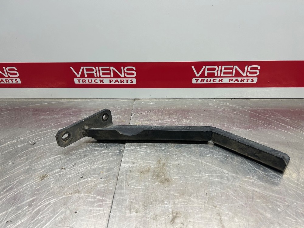 KENWORTH BRACKET-PIPE WATER UPPER D11-1198