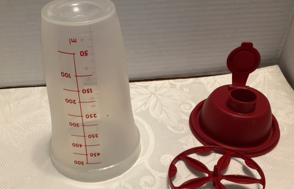 Vintage Tupperware Red Lid 2 Cup Quick Shake Excellent Condition