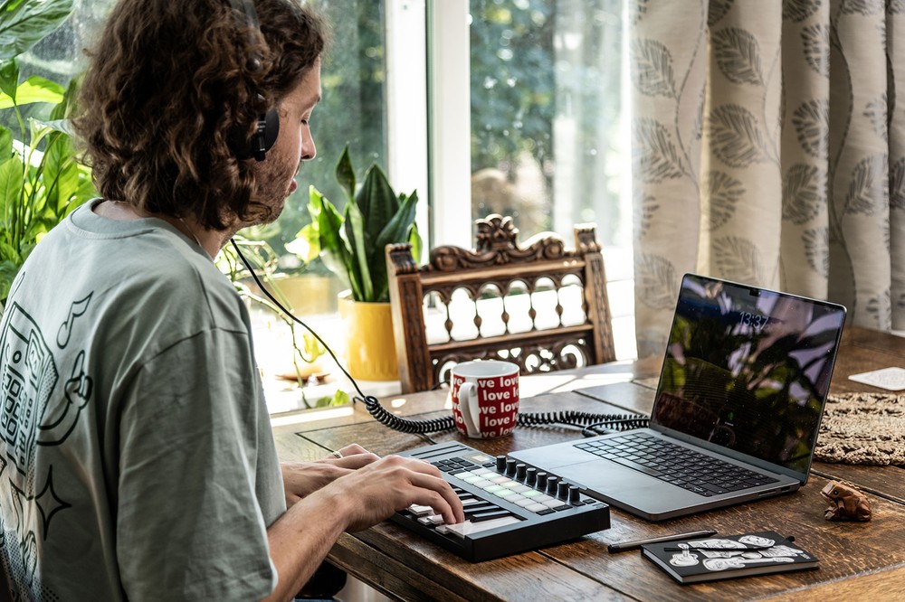 Novation LAUNCHKEY MINI 25 MK4 25-key MIDI Ableton Keyboard Controller+Backpack