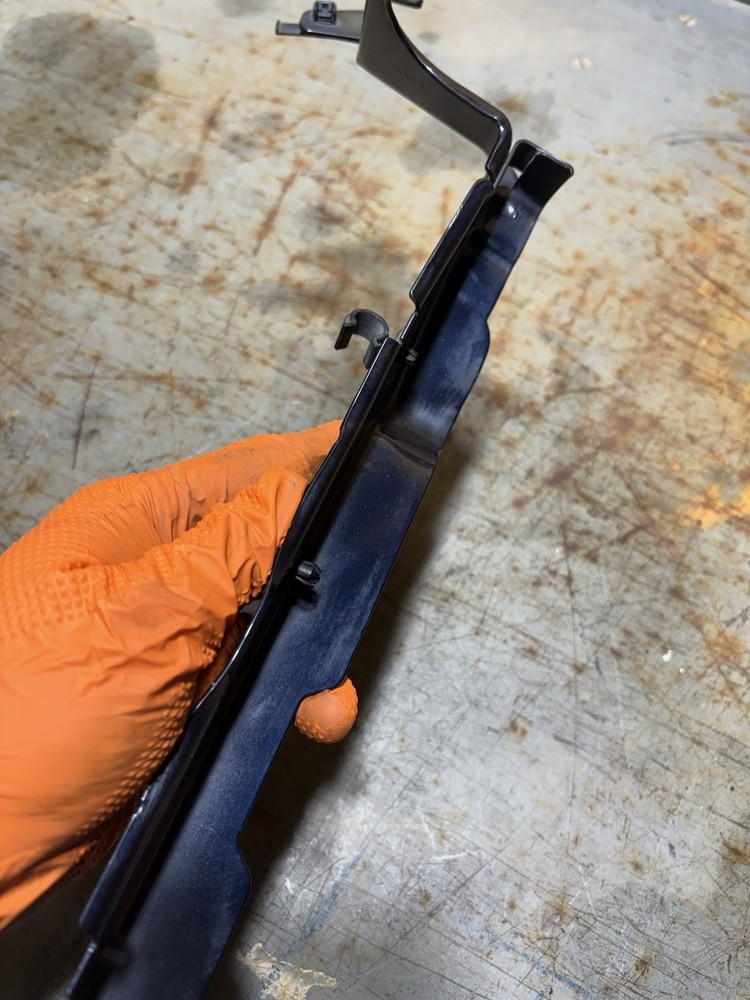 2010 AUDI A4 LEFT FENDER SUPPORT BRACKET 8K0821135C