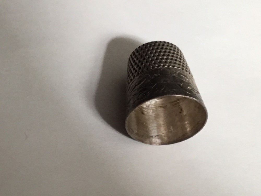VINTAGE STERLING SILVER THIMBLE WEBSTER 12 FLOWER BORDER
