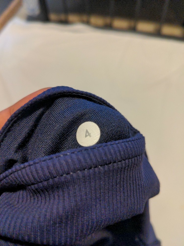 LULULEMON CROPPED LEGGINGS Size 4 - Gray/DarkBlue