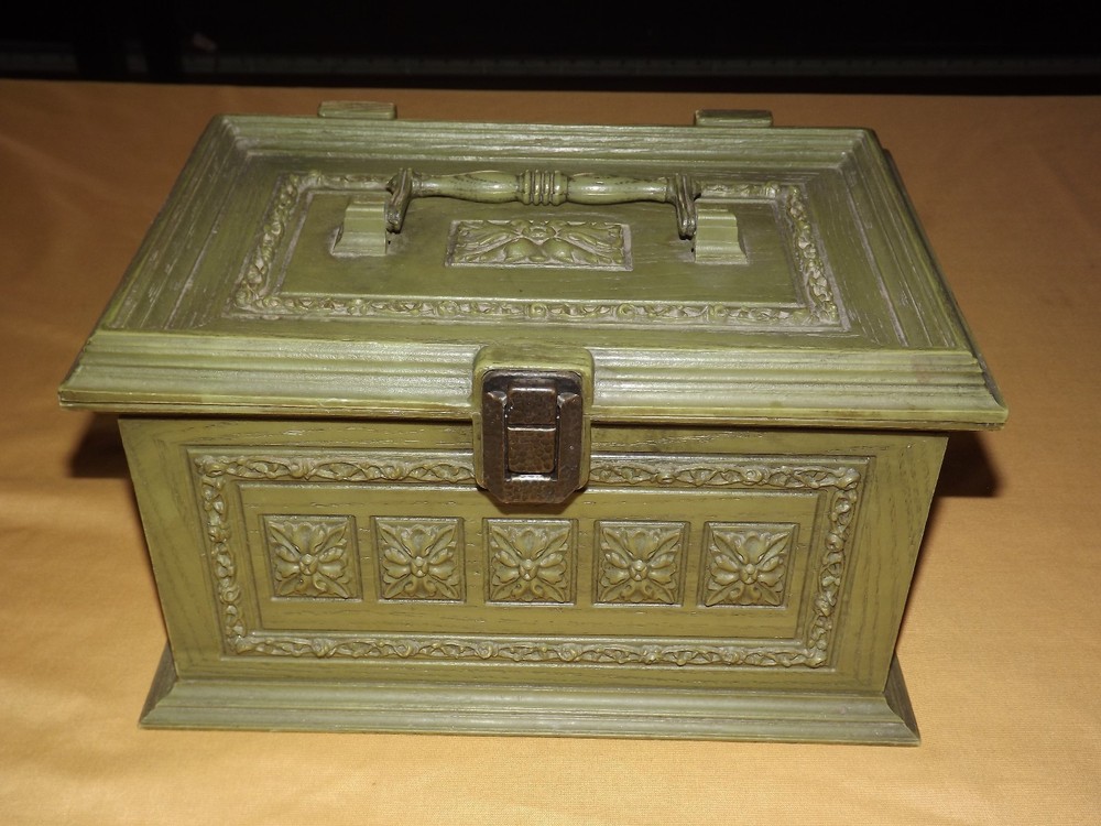 VINTAGE MAX KLEIN GREEN ORNATE PLASTIC SEWING KEEPSAKE BOX
