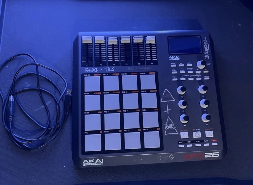 AKAI Professional MPD26 USB/MIDI Pad Controller