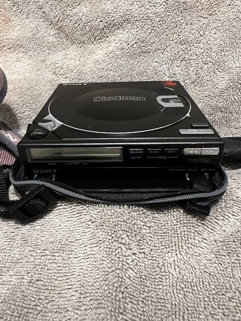 2 Different Sony DISCMAN - D10 bp100 & Sony D25 Discman