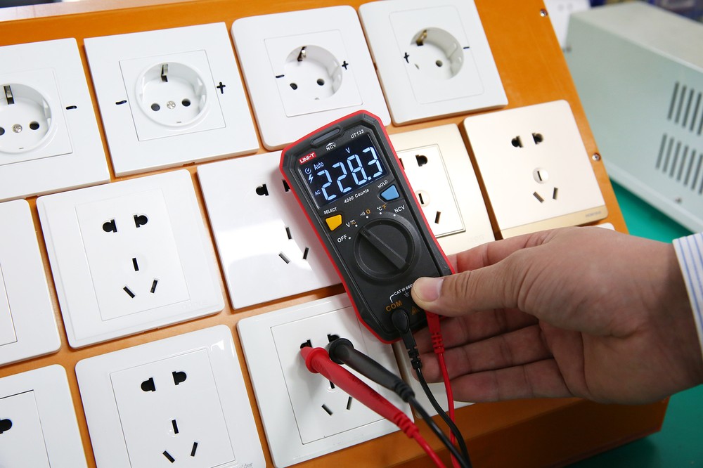 UNI-T UT123 Mini Digital Multimeter Auto Range Data hold AC DC Volt Meter