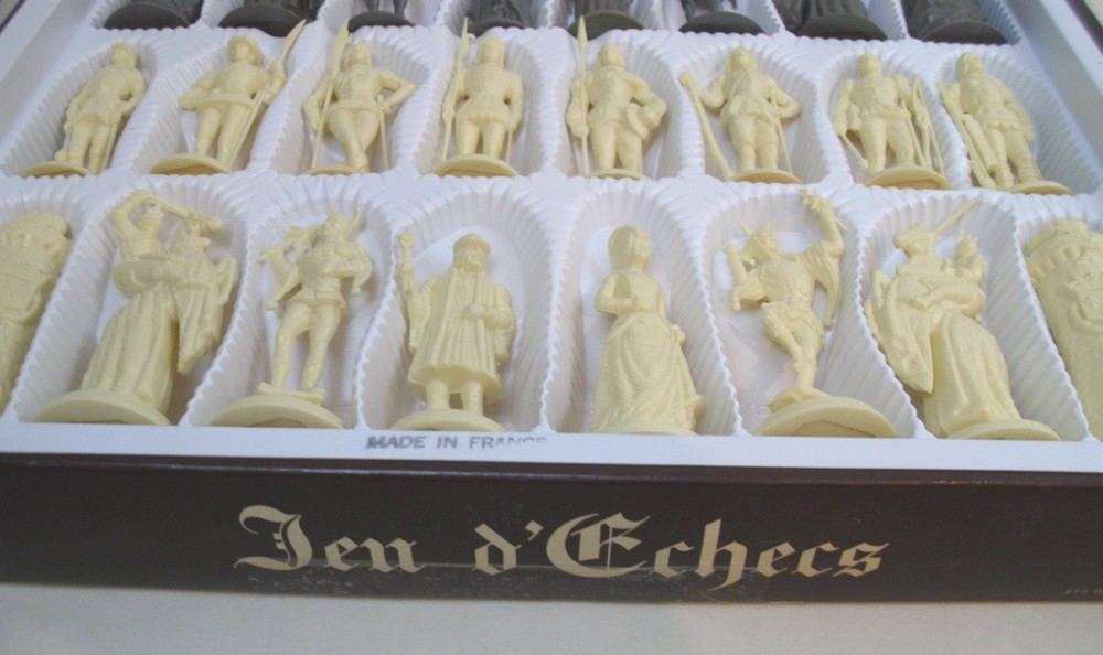 FRENCH MEDIEVAL CASTLE CHESS SET GAME BOXED