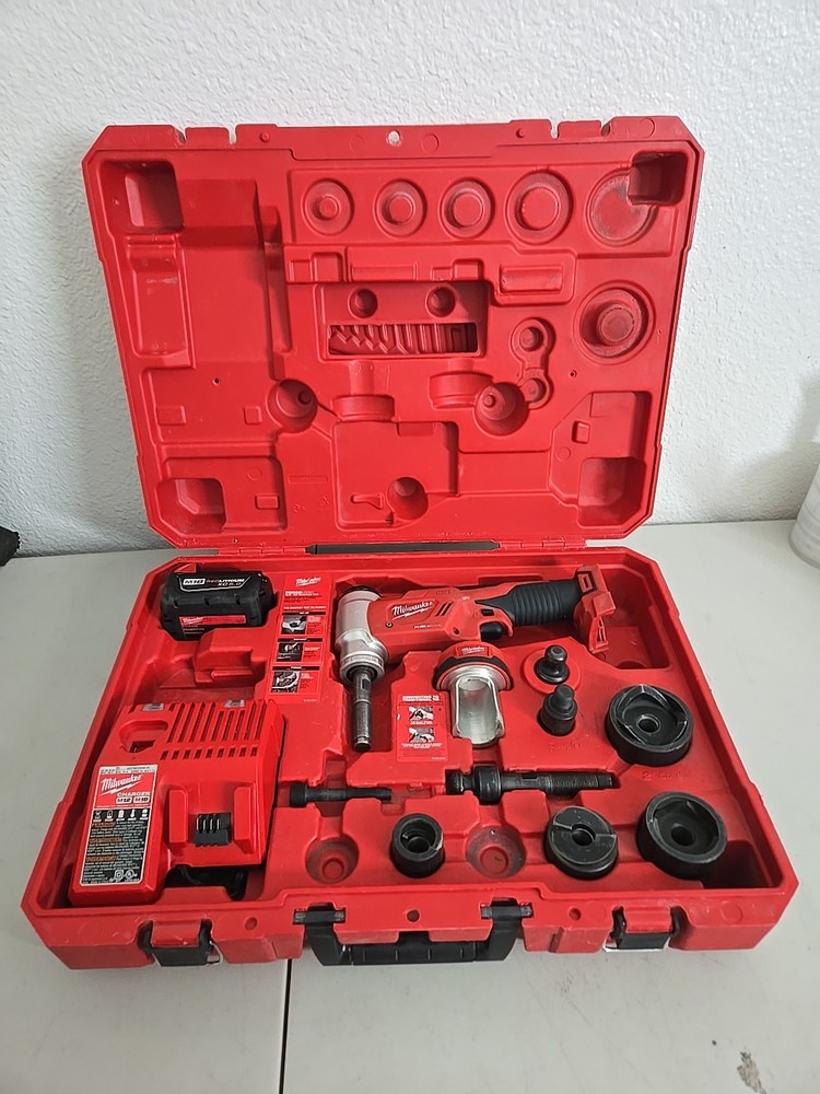 Milwaukee M18™ 2676-22 FORCE LOGIC™ 10T Knockout Tool