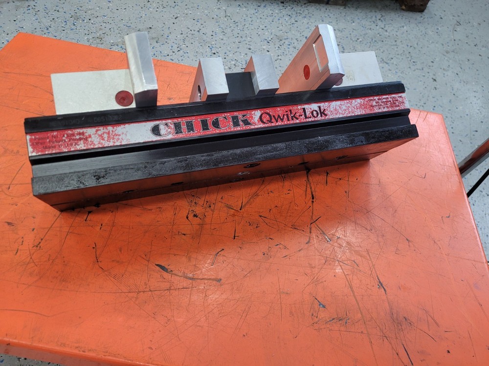 Chick Qwik Lok 4" Milling Vise with jaws
