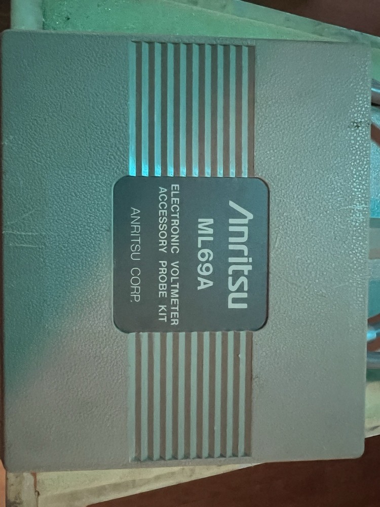 Anritsu ML69A Electronic Voltmeter (Hard Case With Accessories Kit)