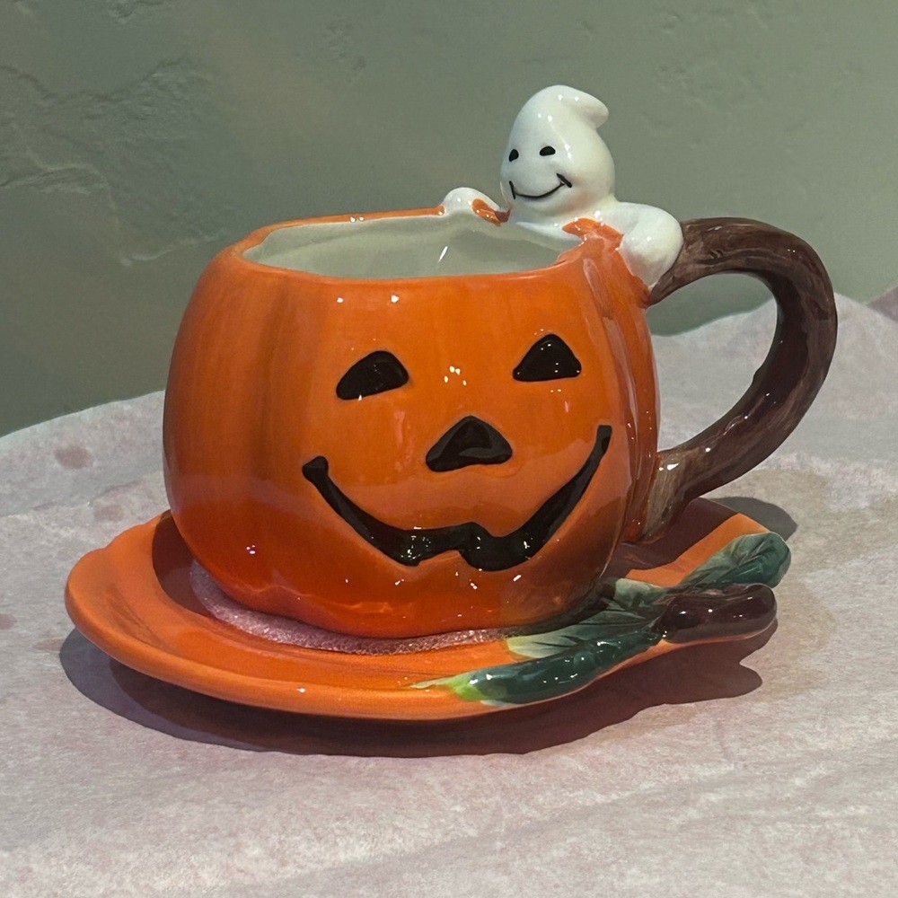 HAPPY HALLOWEEN By Corner Ruby 3 Piece Ceramic Pumpkin Mug, Saucer & Spoon Set.