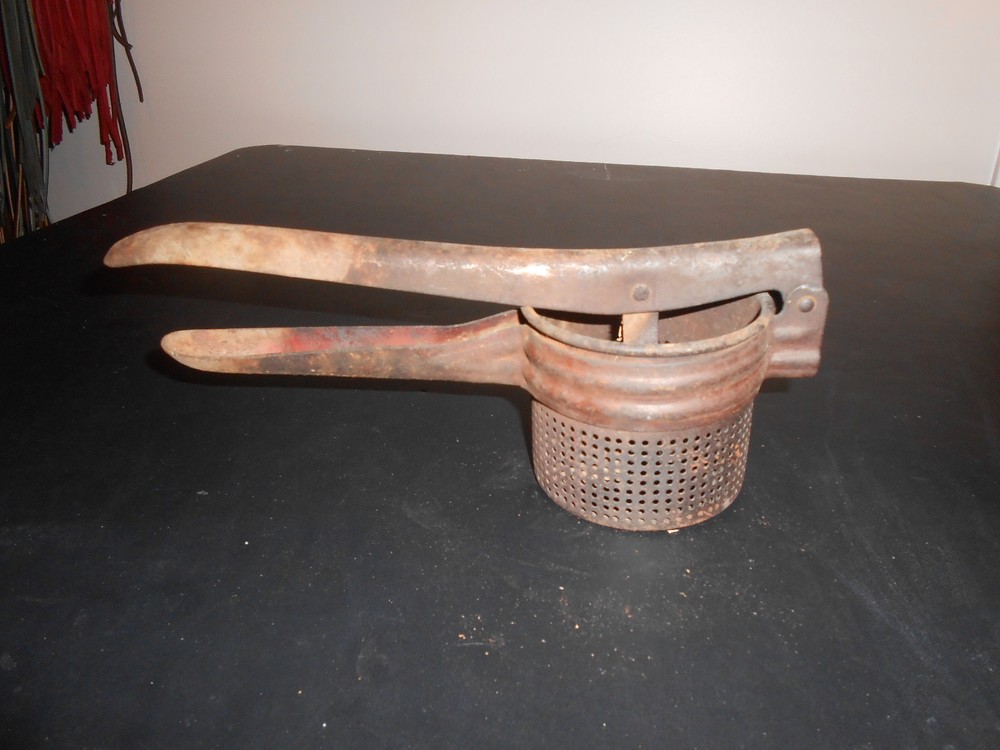 ANTIQUUE POTATO RISER,HAND PRESS IN GREAT WORKING ORDER, UNKNOWN AGE.  OLD.