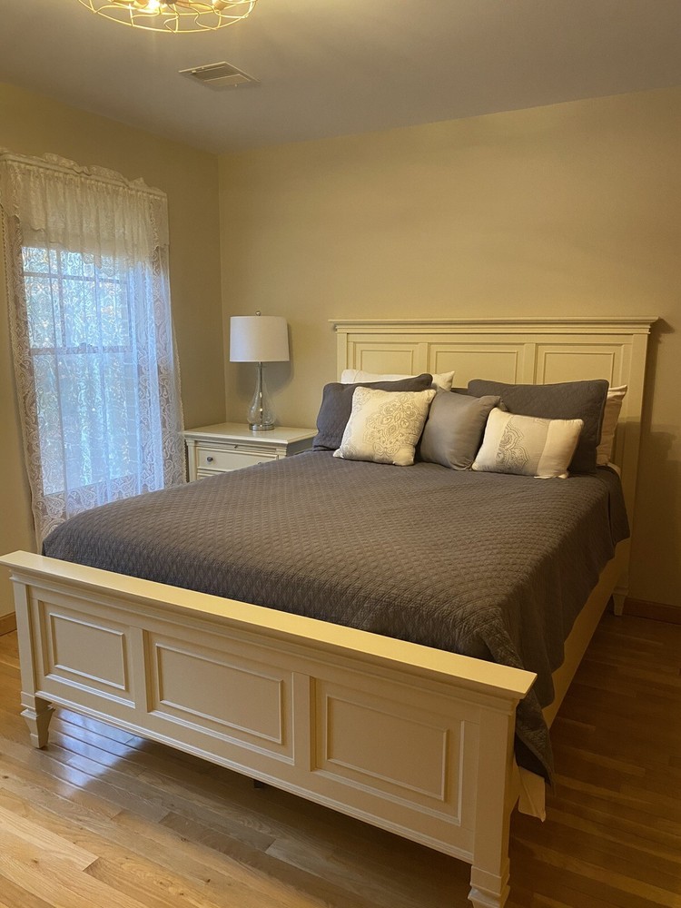 bedroom set queen new W/mattress