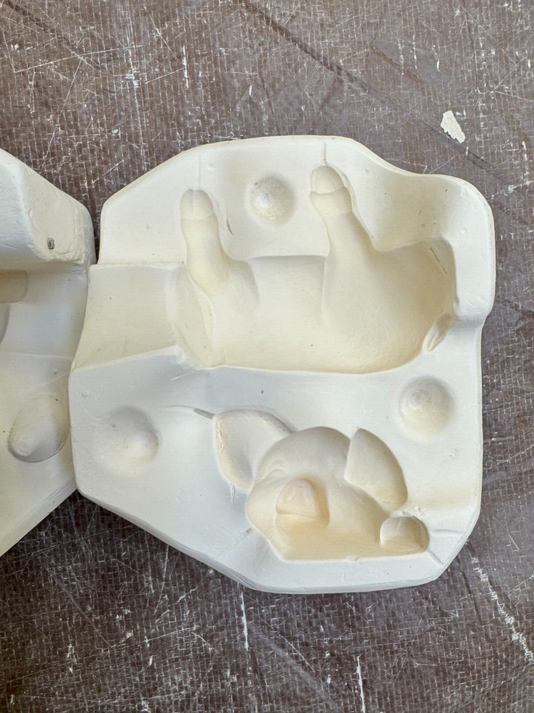 VINTAGE SCIOTO CERAMIC MOLD #2456 SMALL PIG SHELF SLEEPER