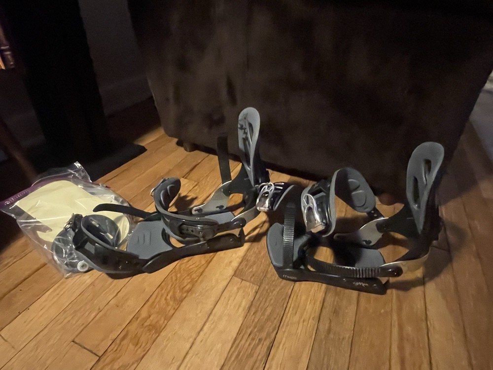 Lamar Black Snowboard Bindings with Connections + Board Stickers