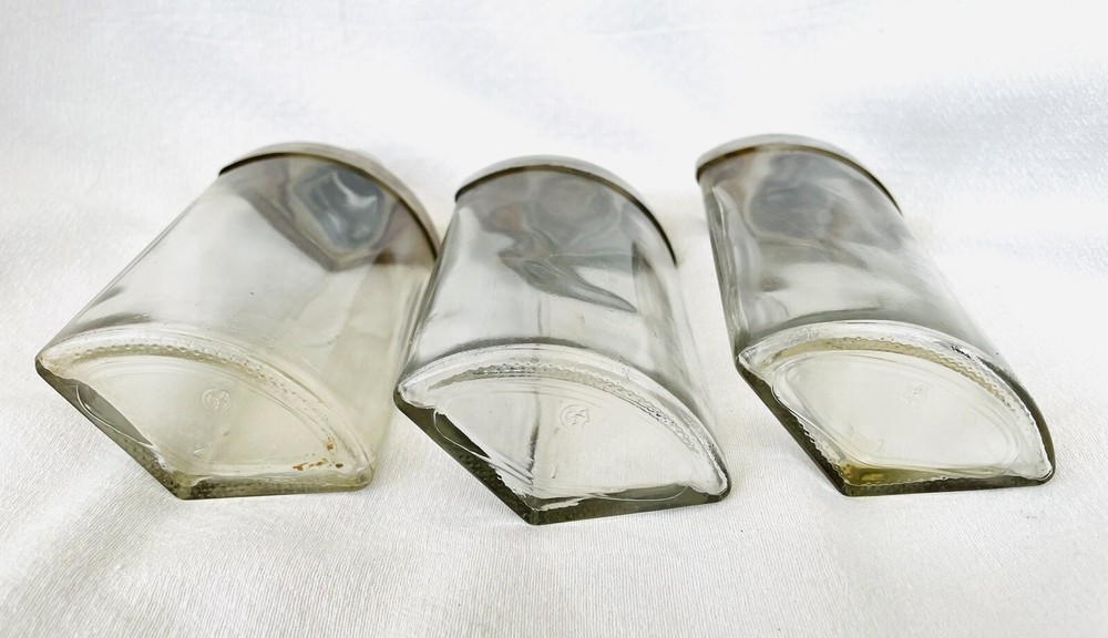 SPLENDID HUNTING STIRRUP CUP CASE WITH THREE SILVER PLATE MOUNTED FLASKS.